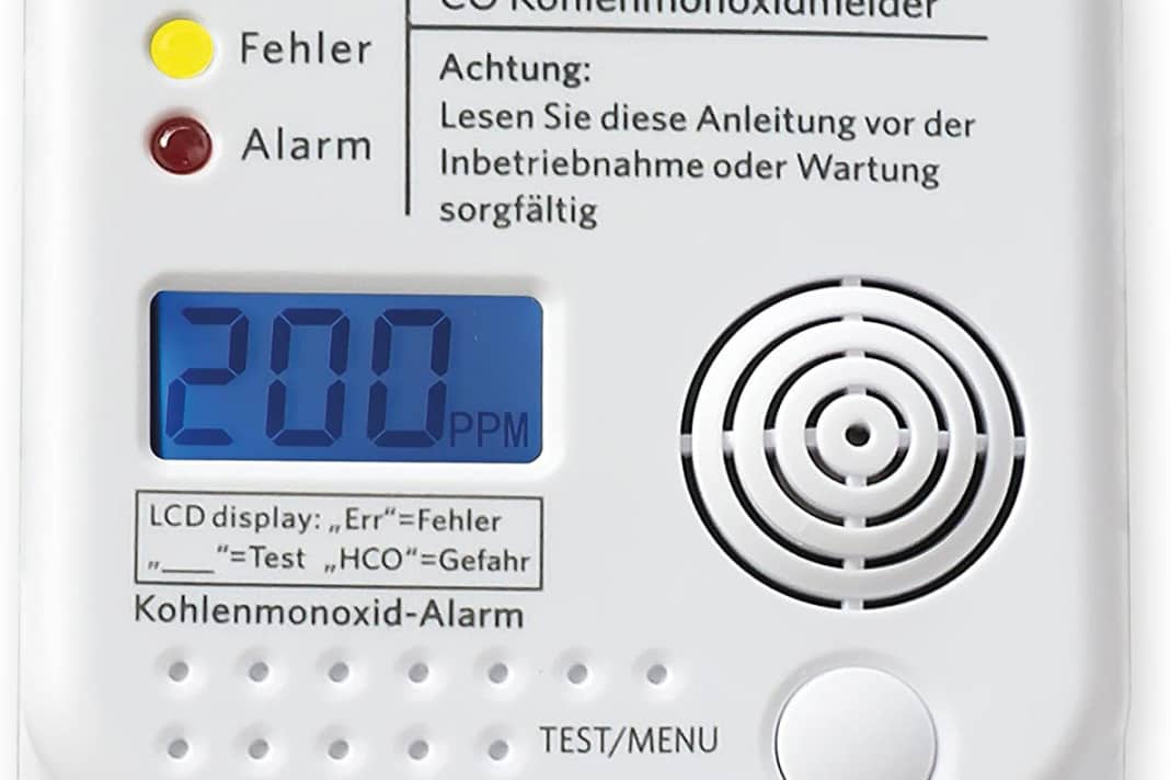 Solch ein Detektor von Nemaxx (ca. 20 Euro, Amazon) zeigt die CO-Konzentration an und warnt akustisch vor zu hohen Werten. Bereits eine Konzentration von 100 PPM (parts per million) erzeugt Kopfschmerzen und Schwindel