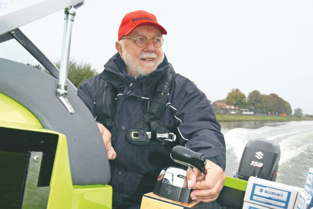 Test-Alltag: Schaltbox und Instrumente sind provisorisch installiert, das "Propeller-Regal" gut gefüllt und der Prüfer warm angezogen.