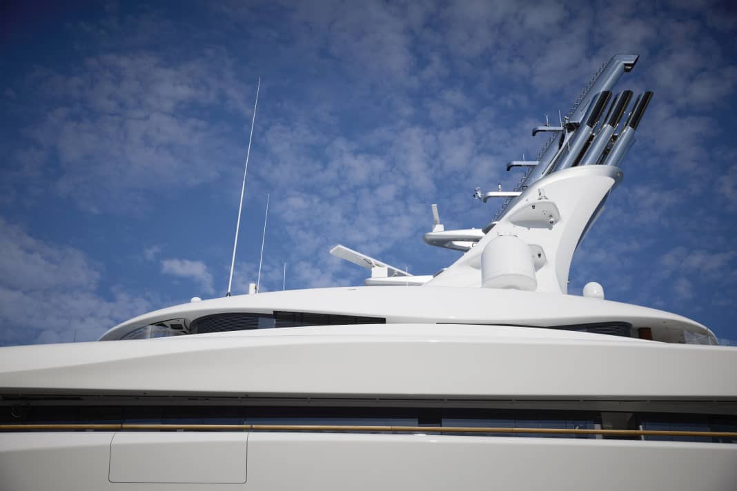 Dual strategy: the water vapour from the fuel cell reaction flows out of the central mast. Below it are the chimneys of the generators that run on HVO diesel.