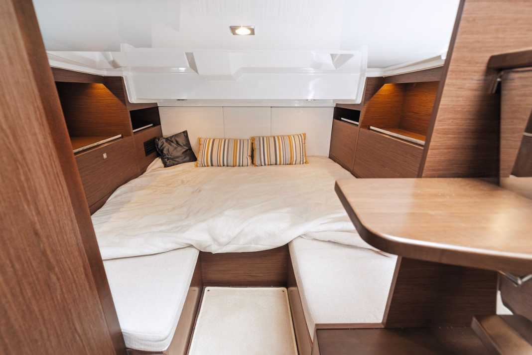 Jeanneau CC 10.5 WA: Owner's cabin
