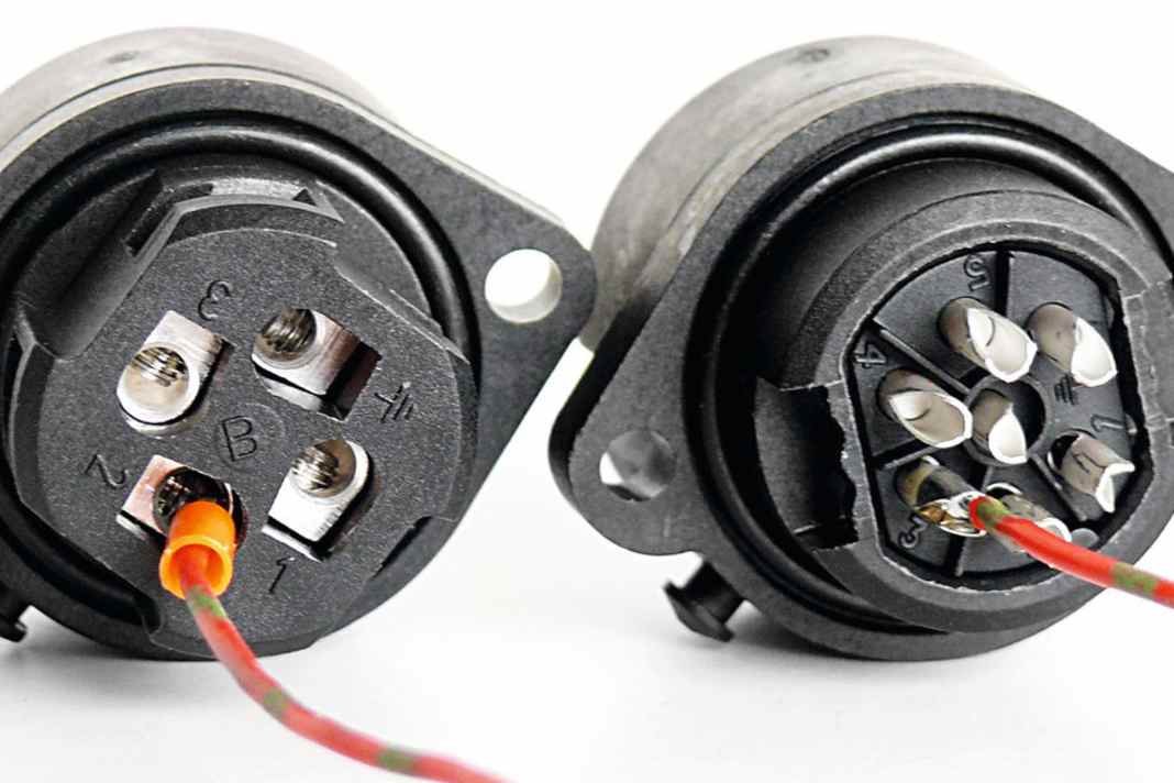Connection technology: Screw terminals (left) are only available in yacht accessories, on industrial plugs the cables are usually soldered (right).