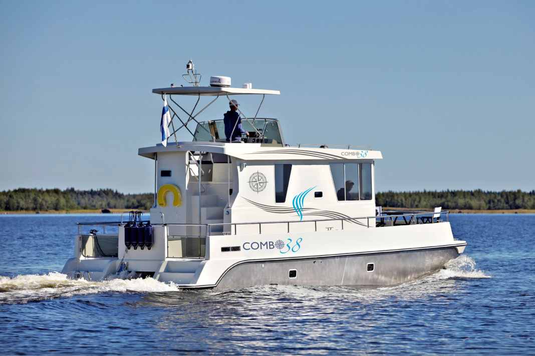 An interesting idea: the robust Combo 38 houseboat catamaran.