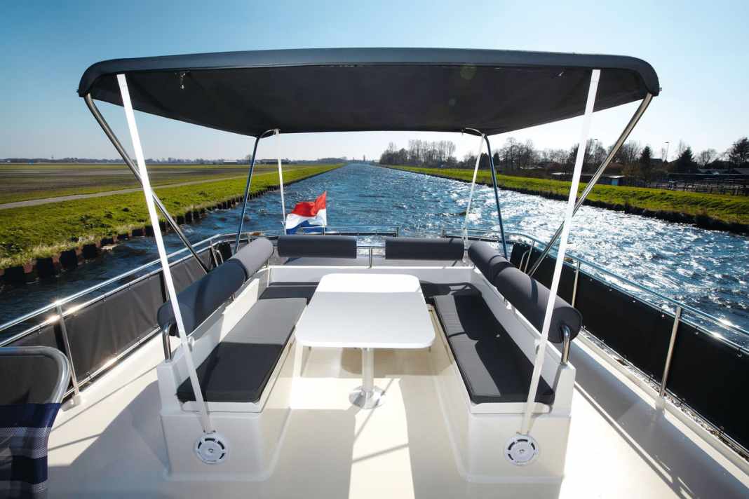 Test Pedro 43`: The large double bimini covers the entire upper deck.