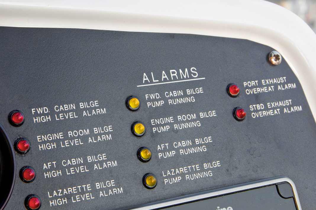 Alarm signals: Many automatic safety components have indicator lamps and/or sound signals that are activated when the sensors detect a fault. The lamps are usually grouped together in a clearly visible position at the control station. Alarm noises, on the other hand, can sometimes be less clearly audible if the motors generate a lot of noise