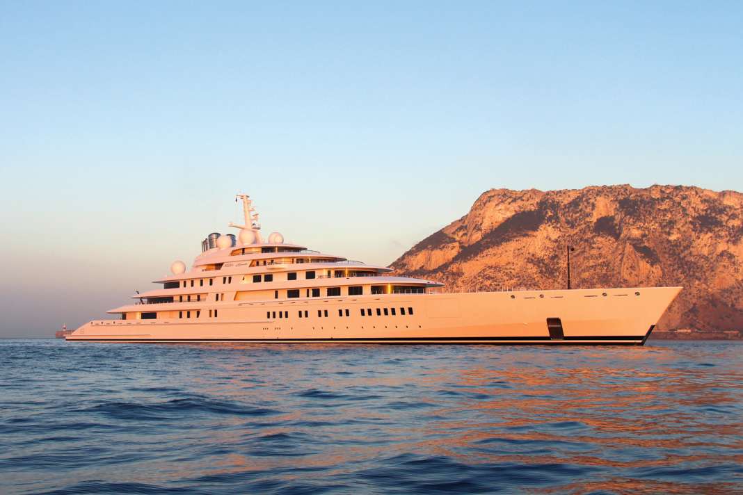1. "Azzam" (180 Meter): Scheich Chalifa bin Zayid Al Nahyan, der Eigner der größten Yacht der Welt, starb im Mai 2022 im Alter von 73 Jahren. Die Ämter des zweiten Präsidenten der VAE und Emir von Abu Dhabi soll sein Bruder Mohammed bin Zayid übernommen haben. Ob das auch die Übernahme von „Azzam“ einschließt, ist nicht überliefert. Mohammed bin Zayid ist Eigner der 73-Meter-„Rabdan“, und Hamdan bin Zayid bin Sultan Al Nahyan gehört die 135-Meter-„Yas“, um nur einige Yachten der einflussreichen Familie zu nennen. Die 70000-Kilowatt-Motorleistung soll für 30 Knoten reichen.