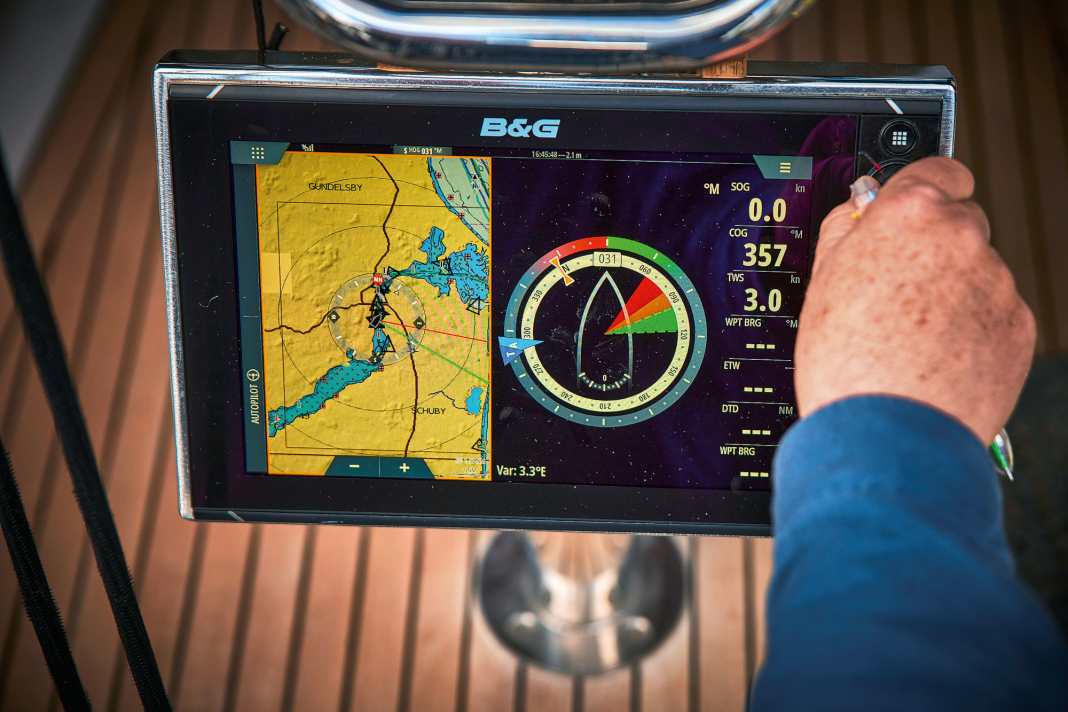 Customised display: What is shown on the display and how is almost freely configurable. Here it is the map section, wind instrument and data on speed, course and wind. The settings are made using buttons or a touchscreen. Split screens always mean a compromise. The amount of information can also be exhausting