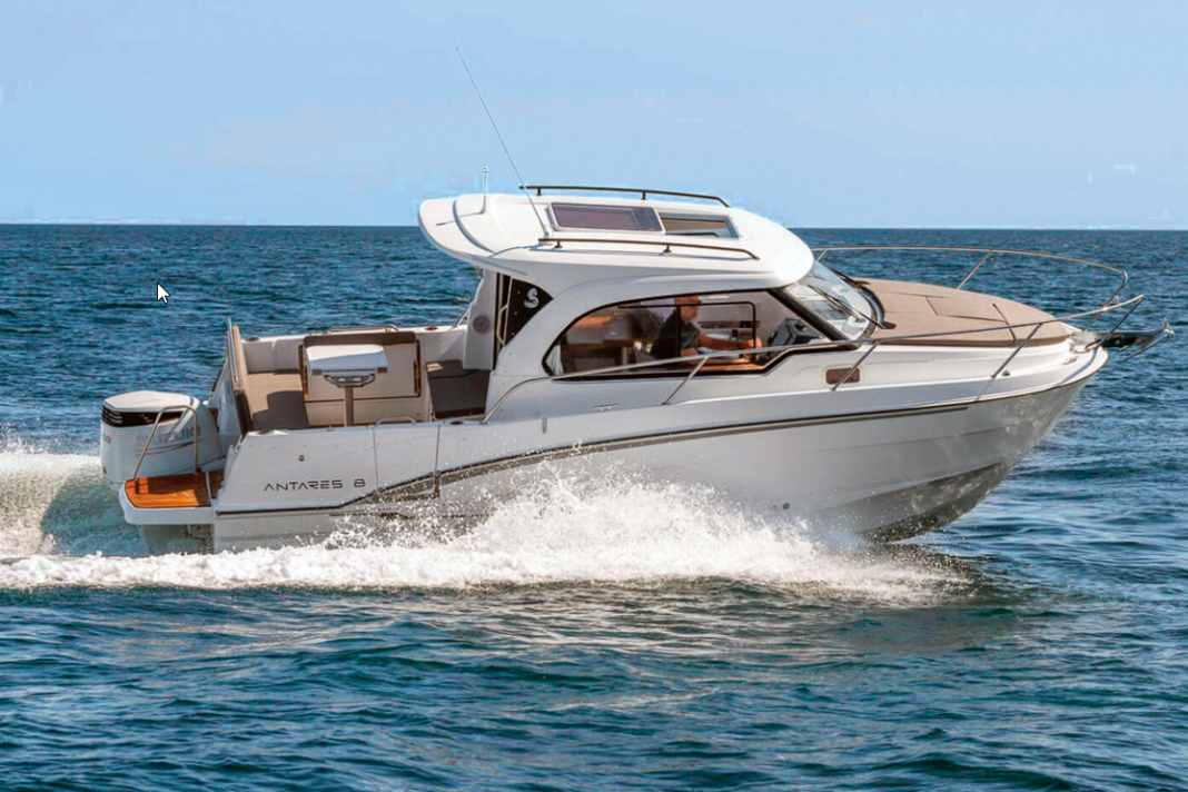 Beneteau Antares 8 (F): 8.06 m long, 2.80 m wide, displacement 2125 kg (o. M.). With 250 hp outboard: on request