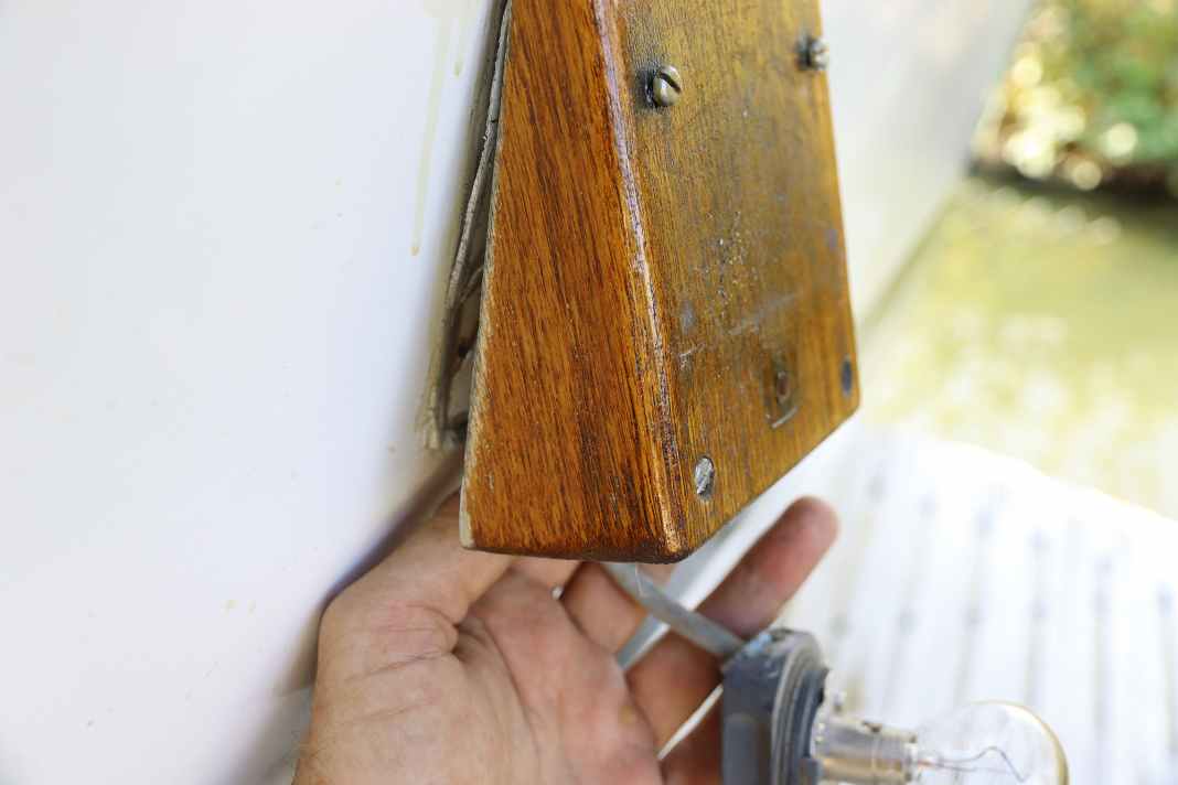 Dismantling: Before starting work, all attachments and fittings such as the stern light bracket (photo), swim ladders or other brackets must be removed from the stern