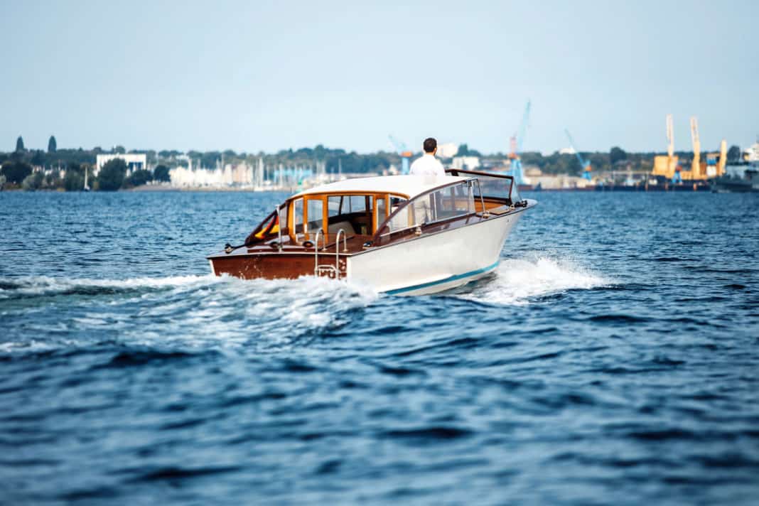 Aft view with transom. The elegantly curved saloon roof is also clearly recognisable from this perspective.