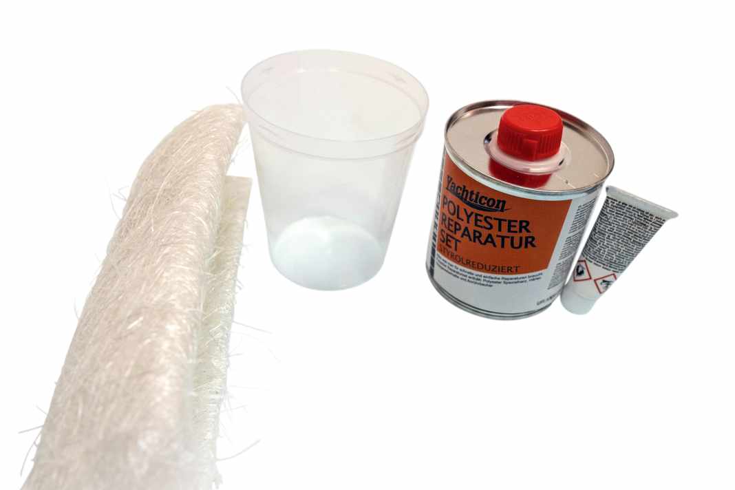 Yachticon Polyester Reparatur Set: Besteht aus insgesamt 250 g Polyesterharz mit Härter (Tube), Mischbecher und einer Glasfasermatte. Das Set eignet sich laut Merkblatt für die schnelle Reparatur jeglicher Gegenstände aus Polyester. Preis: ca. 21 € COMPASS24