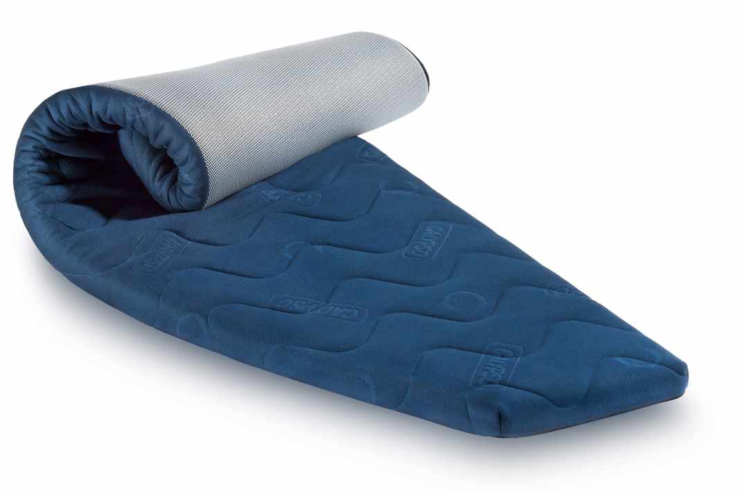 Individuelle Auflage: Topper sind dünne Zusatzpolster, die auf die Matratze gelegt werden. Je nach gewünschtem Effekt lassen sich Schaumart und Härte variieren. Ein weicher Schaum oder ein viskoelas- tisches Material verbessert den Liegekomfort auf zu harten Serienpolstern. Ungünstig geteilte Polster lassen sich durch einen durchgehenden Topper ebenfalls überbrücken