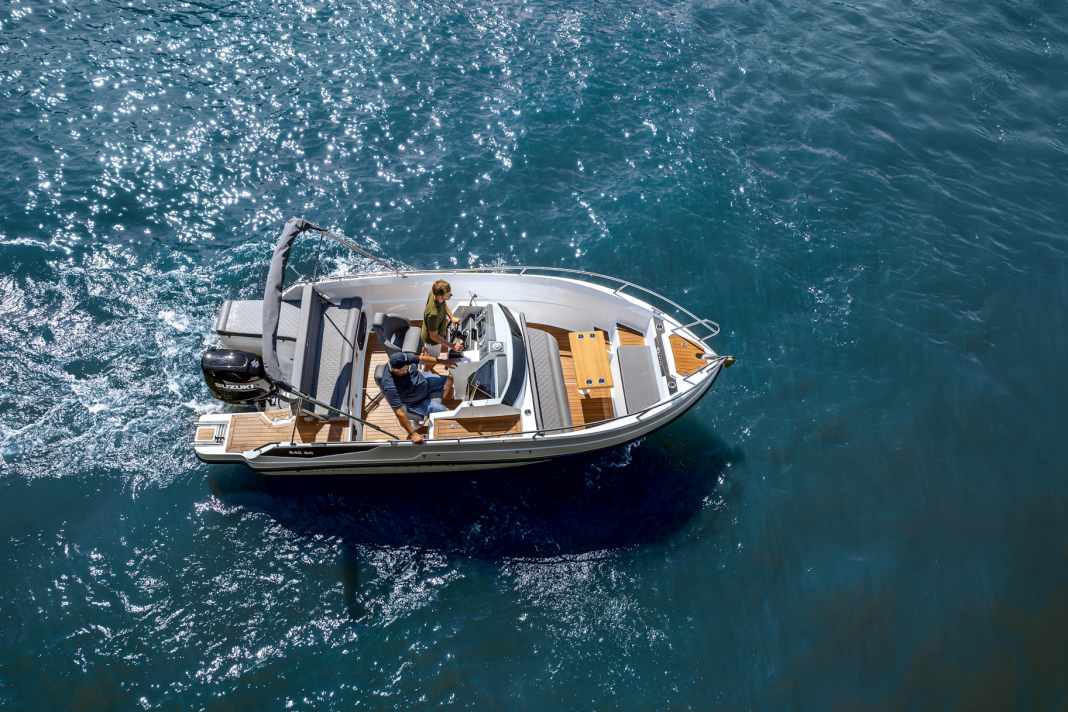 Die Coaster 640 SC bietet der Crew reichlich bequeme Plätze an Bord. Motorisiert werden darf das Boot mit maximal 175 PS