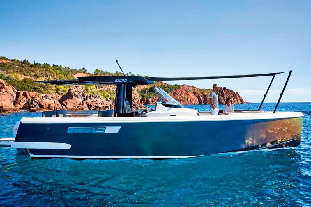Fjord 38 Xpress (D): 11,63 m lang, 3,64 m breit, Verdrängung 8225 kg (o. M.). Mit 2x 300 PS Außenborder: 370.864 €