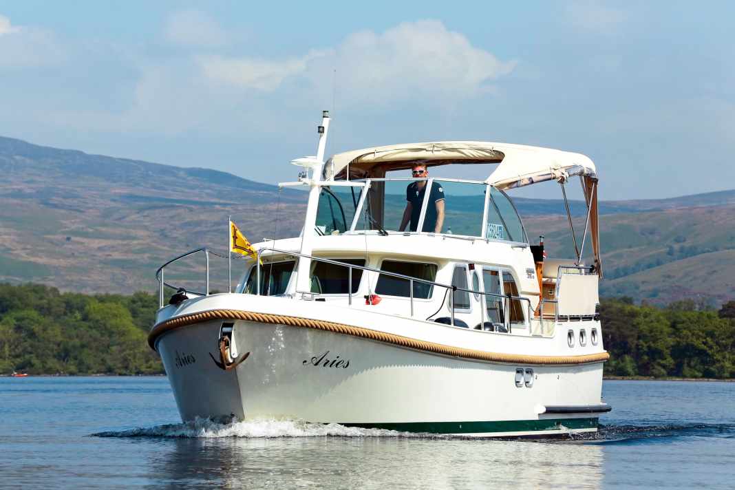 In unserem Charter-Special erfahren Sie alles rund um das Thema Charterurlaub mit dem Boot.. Hier eine Linssen-Stahlyacht in Schottland: "Schiffigere" Boote machen auch höhere Geschwindigkeiten und längere Strecken möglich.