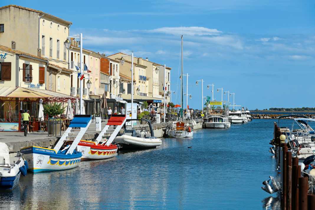 Marseillan am westlichen Ende des Étang de Thau. Unser Charterboot hat hinten an der Pier einen perfekten Platz gefunden