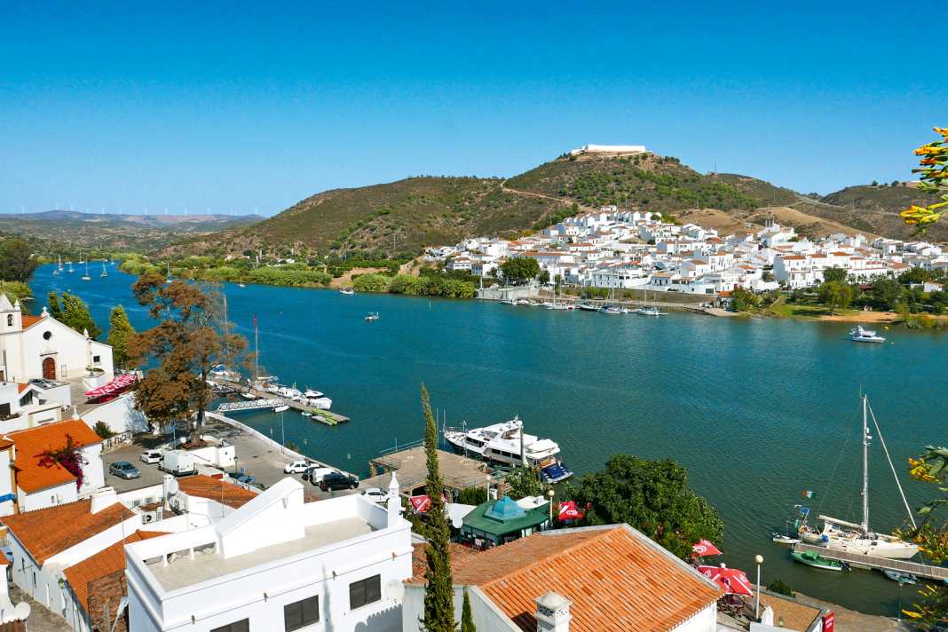 Verstecktes Idyll: Blick vom portugiesischen Alcoutim über den Rio Guadiana auf das spanische Sanlúcar