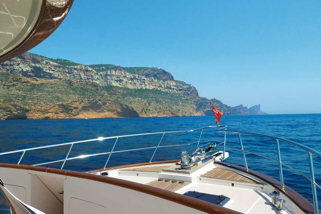 A cruise full of contrasts: along the impressive cliffs of the Parc National des Calanques between Marseille and Cassis