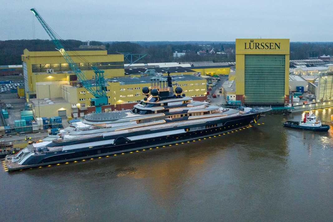 Lürssen docks the "Luminance" project in Bremen Aumund.