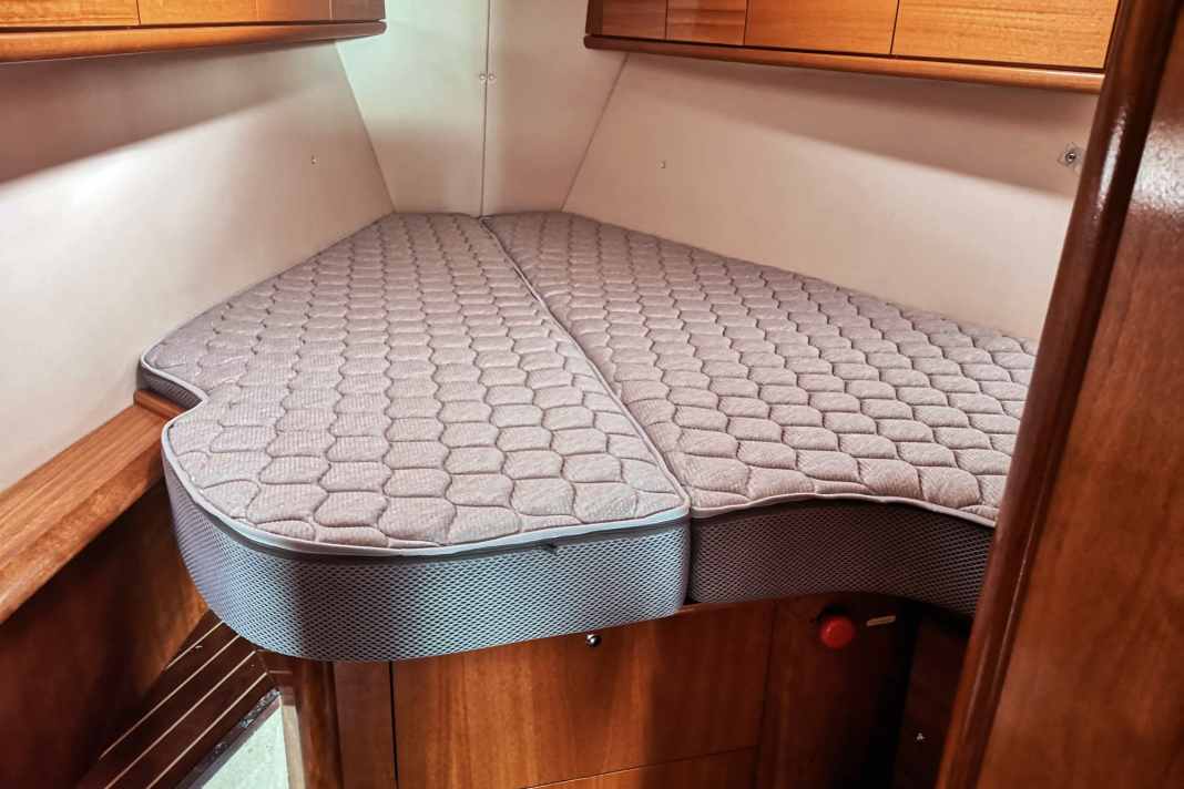 Higher creates more space: It is generally difficult to change the structural conditions on board; at best, valuable centimetres can be gained in the foredeck. Because the hull shape opens upwards, the berth area in the bow and stern is heavily dependent on the installation height - the higher it is, the wider it becomes. Thicker cushions therefore not only mean more sleeping comfort, but also automatically a little more width. The entry height should not exceed 70 centimetres