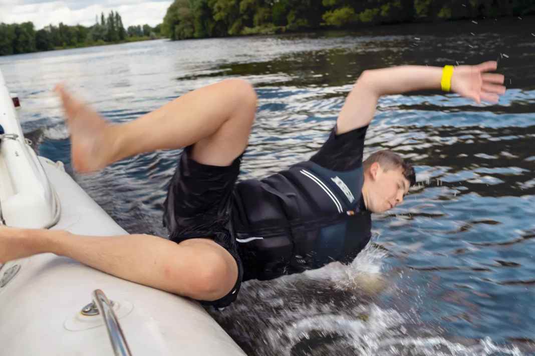 Schrecksekunde: Skipper oder Crewmitglied verliert das Gleichgewicht  und geht über Bord: