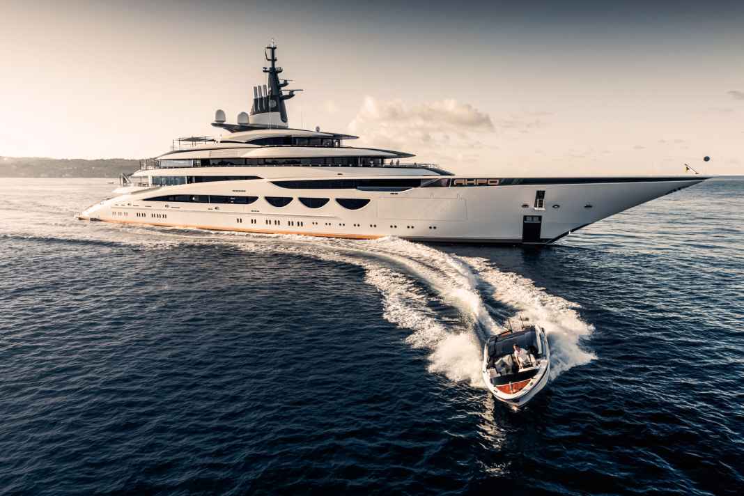 "AHPO" in waiting position: While the tender travels at high speed to the guest pick-up, the 115 metre long Lürssen six-decker patiently holds its position. The three striking semi-circular windows bear witness to the similarity in design to the 86-metre "Quattroelle".