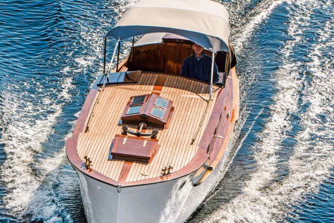 ug and stern shaft of a classic displacer. However, the elegant hull shape can also be easily recognised from this perspective