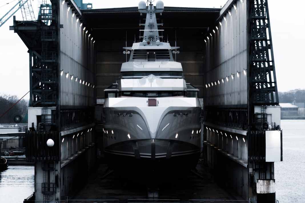 Böser Blick: Lürssen-Kröger dockte in Schacht-Audorf das 90 Meter lange Projekt „1601“ aus. Ähnlich wie „Skat“ (71 m) kommt der Øino-Entwurf in Marinegrau daher.