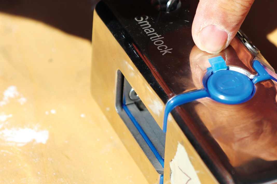 Professional thieves often use so-called pick sets. Many locks can be opened with these, but the Stazo Smartlock held firm