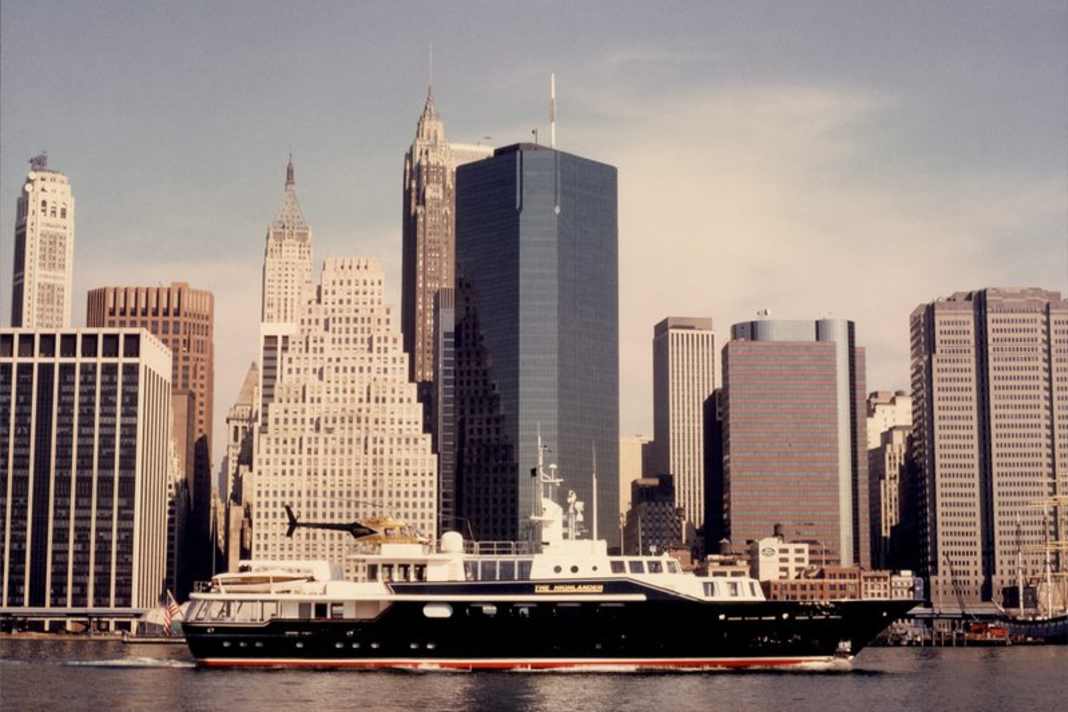 Auftritt vor Manhattan. Der US-Verleger Malcolm Forbes fuhr als „bekennender Kapitalist“ einen goldenen Hubschrauber an Deck seiner fünften „The Highlander“. 46 Meter lang, 1986 von Feadship realisiert, war die markante Yacht ein typischer Bannenberg-Entwurf, mit hochgezogener Bordwand, oval liegenden Fenstern und kantigen, verglasten Fronten auf dem Oberdeck.