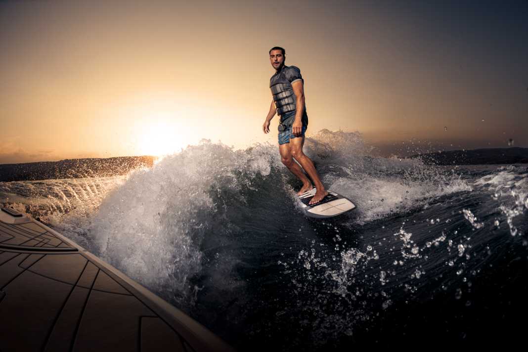 Freier Ritt: Anders als Wakeboarder benötigen Wakesurfer das Zugseil höchstens zum Starten
