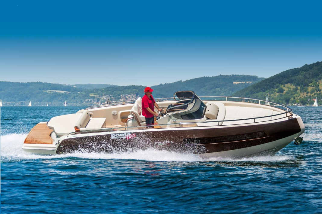 Fast turns? No problem: The Invictus 280 GT pulls its laps safely without hooking or air-snapping propellers