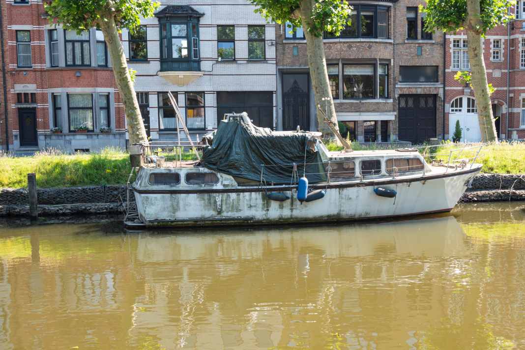 Boats often lie in canals or harbours that are clearly no longer seaworthy (symbolic image)