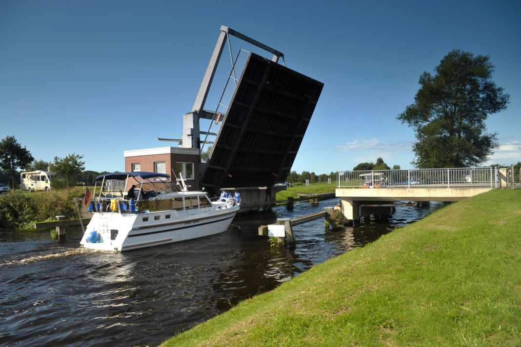 Free passage through the Ems-Jade Canal (photo) and the Elbe-Weser shipping route for DMYV members
