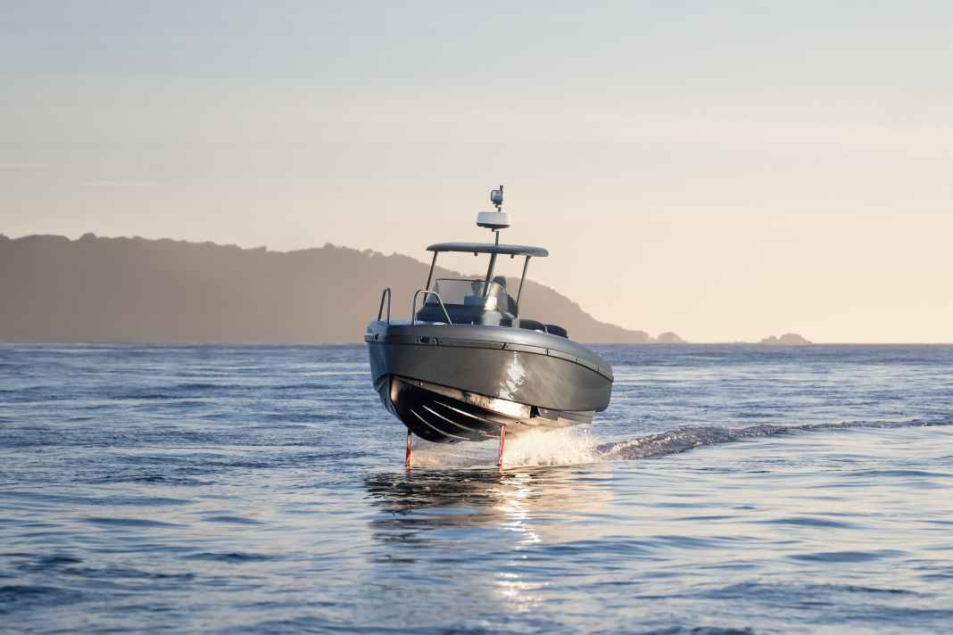 Geräuschlos und über den Wellen. Mit ihren Tragflächen fliegt das Boot über das Wasser