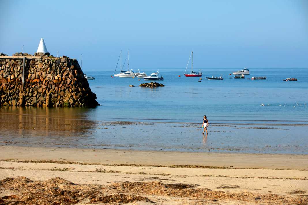 Geschafft: Nach der Überfahrt liegt unsere „Rolling Swiss 2“ an sicherer Muringboje (ganz rechts im Bild) im Hafen von Braye auf Alderney, der nördlichsten Kanalinsel