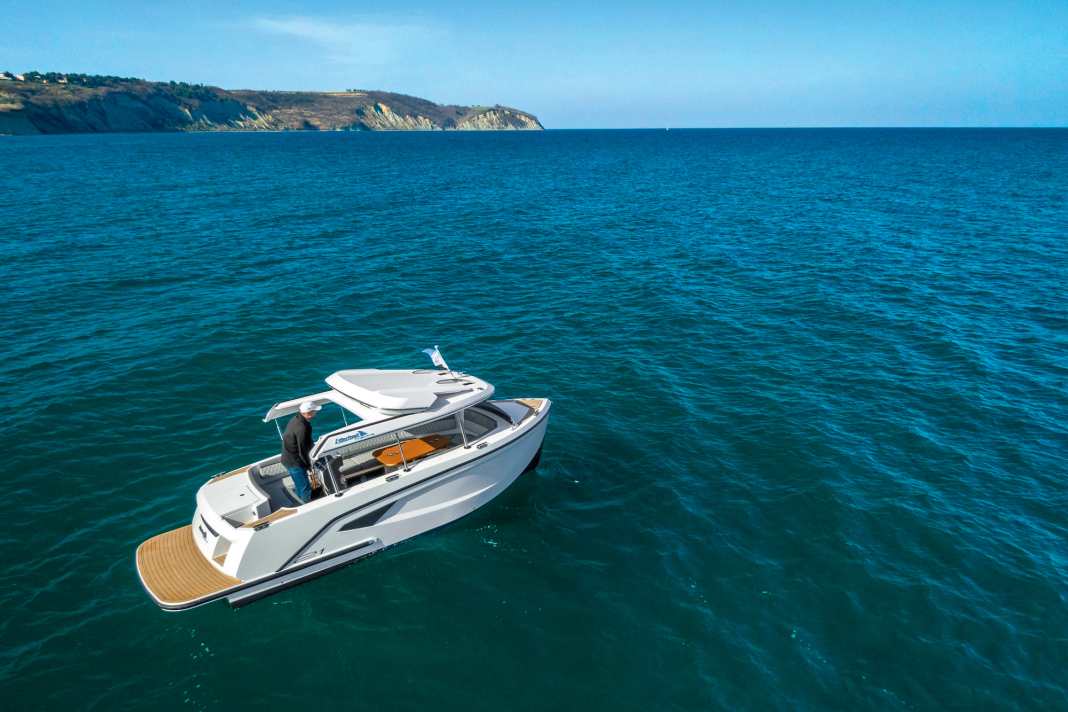 Lid open or closed: the hardtop on the 21 Open Electric from the Alfastreet shipyard moves at the touch of a button