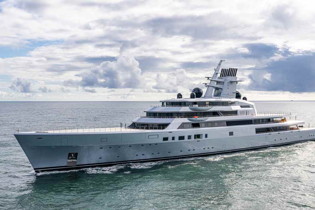 Germán Frers' lines are reminiscent of modern frigates. Lürssen's 142-metre "Alibaba" project had to prove itself during tests in the North Sea and ...