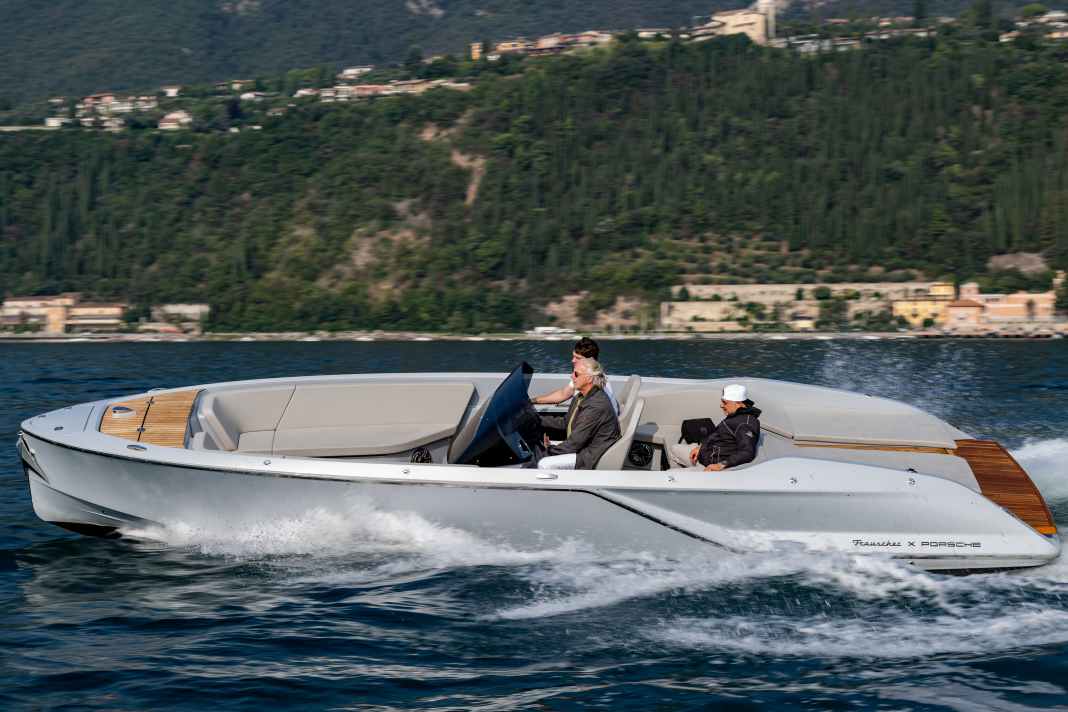 Wir konnten die Frauscher X Porsche 850 Fantom Air bereits auf dem Gardasee probefahren