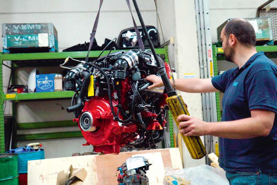 Raus aus der Versand­kiste, rein ins Boot: Volvo Pentas V-6 -240 DPS