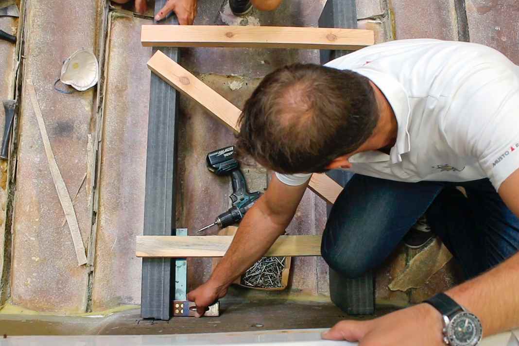 Die neuen Composit-Platten für das Motorfundament sind 40 Prozent leichter als Sperrholz und ziehen keine Feuchtigkeit