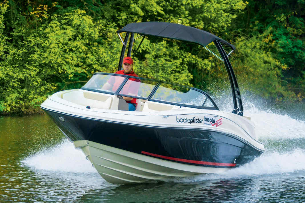 The Mercury 4.3 litre engine produces 220 hp and gives the VR5 a top speed of 45 knots.