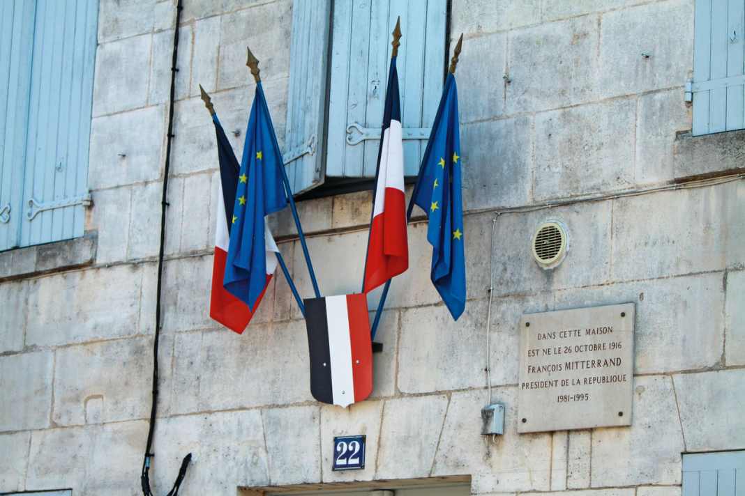 Flaggenschmuck am Geburtshaus von Francois Mitterrand in Jarnac.