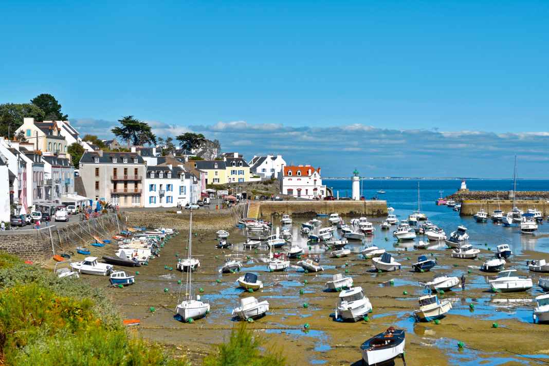 It's all a question of timing: dry harbour in Sauzon on Belle-Île. Quiberon on the mainland can be seen on the horizon behind the harbour entrance
