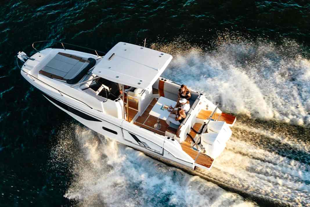 1. Beneteau Flyer 9 Sundeck (F): 9,10 m lang, 2,99 m breit, Verdrängung 3350 kg (o. M.). Mit 2x 200 PS Außenborder: 140 772 €