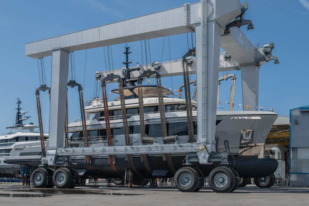 Die 42 Meter rollen zum Wasser.