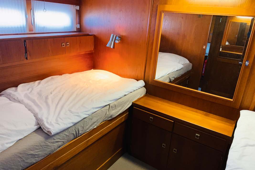 The original bed on the starboard side is located on the tank and is only 90 cm wide. Built-in cupboards and doors prevent an extension to the side of the boat