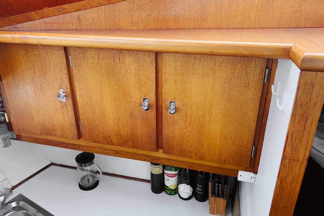 Schritt 1 - Vorher: Die massiven Teakholztüren in der Pantry waren in die Jahre gekommen, sodass eine Sanierung entweder mit Öl, Lack oder eben Folie anstand