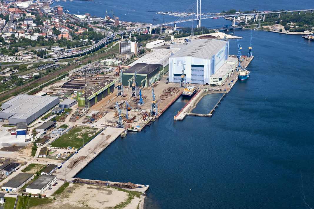 Die neue Superyachtwerft greift auf das Gelände und die Halle der alten Volkswerft Stralsund zurück. Refit-Aufträge stehen aktuell im Fokus von Werftgründer Fotiadis, doch zeitnah sollen auch Neubauten in Stralsund entstehen. Gespräche über ein 78-Meter-Projekt laufen bereits.