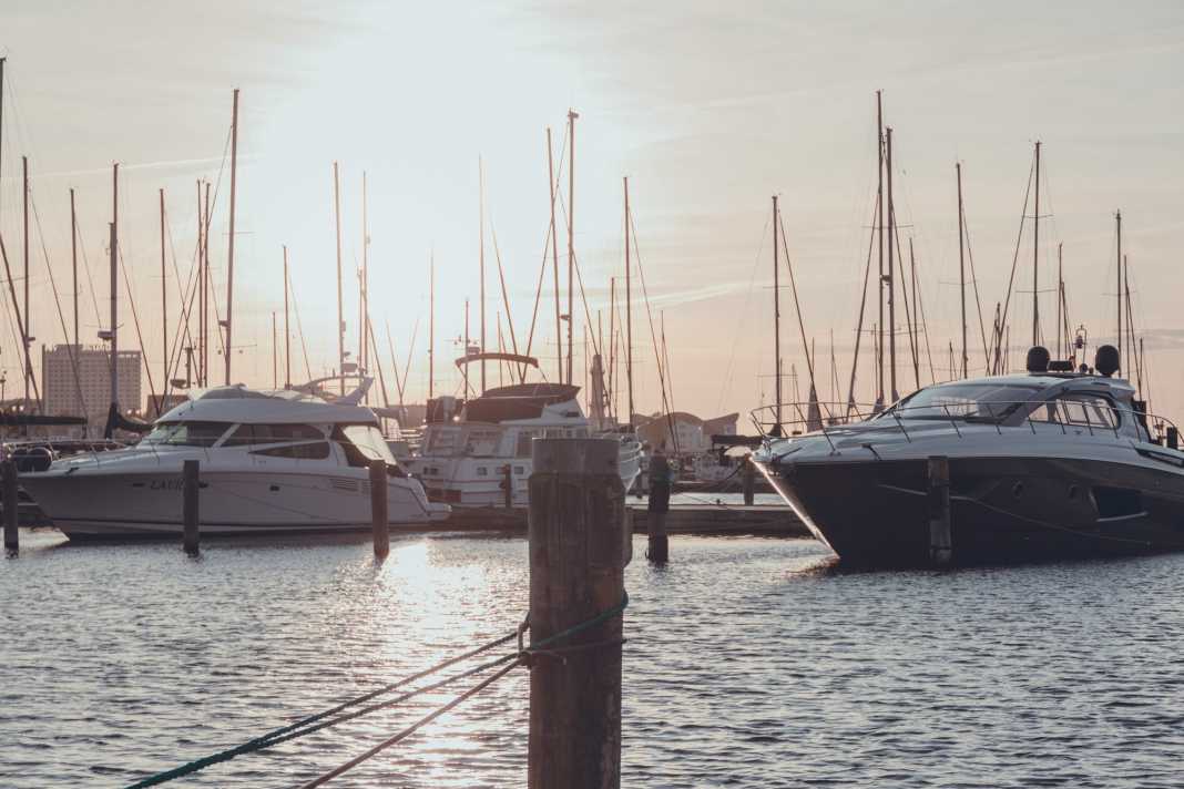 Motorboote in Warnemünde | Unsplash/Lukas Neu