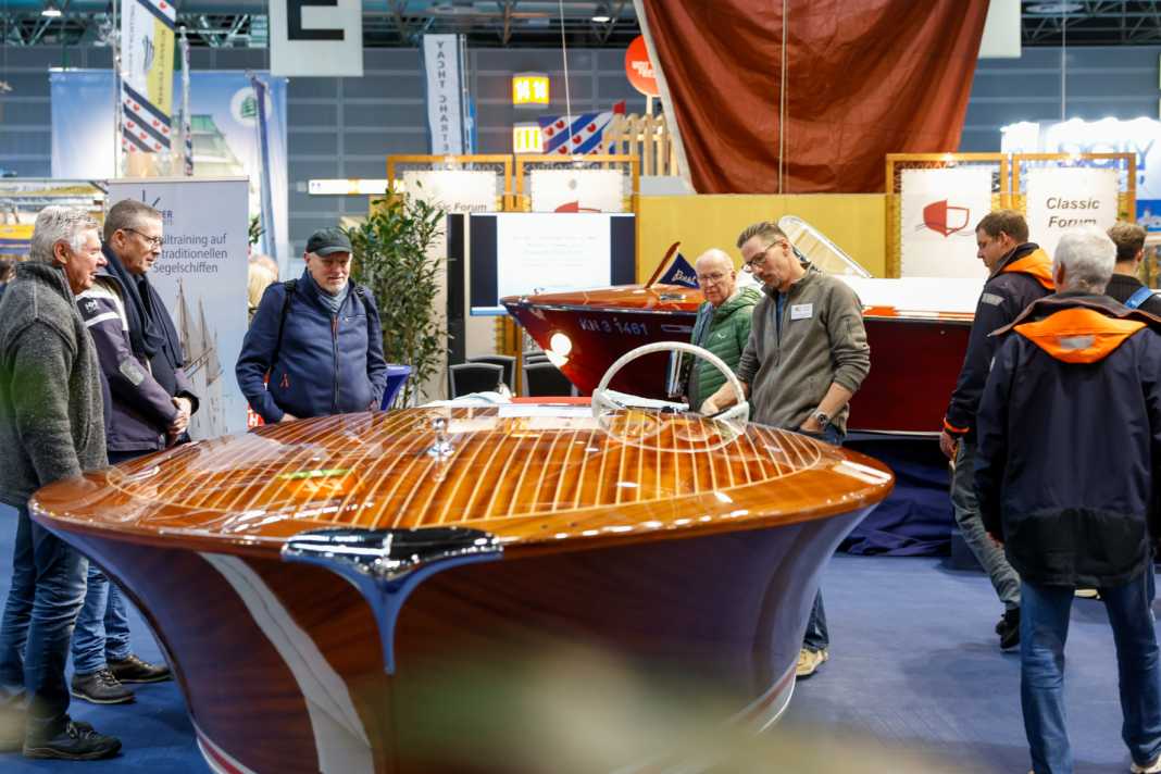 Motorboot beim Classic Forum auf der Messe boot in Düsseldorf.